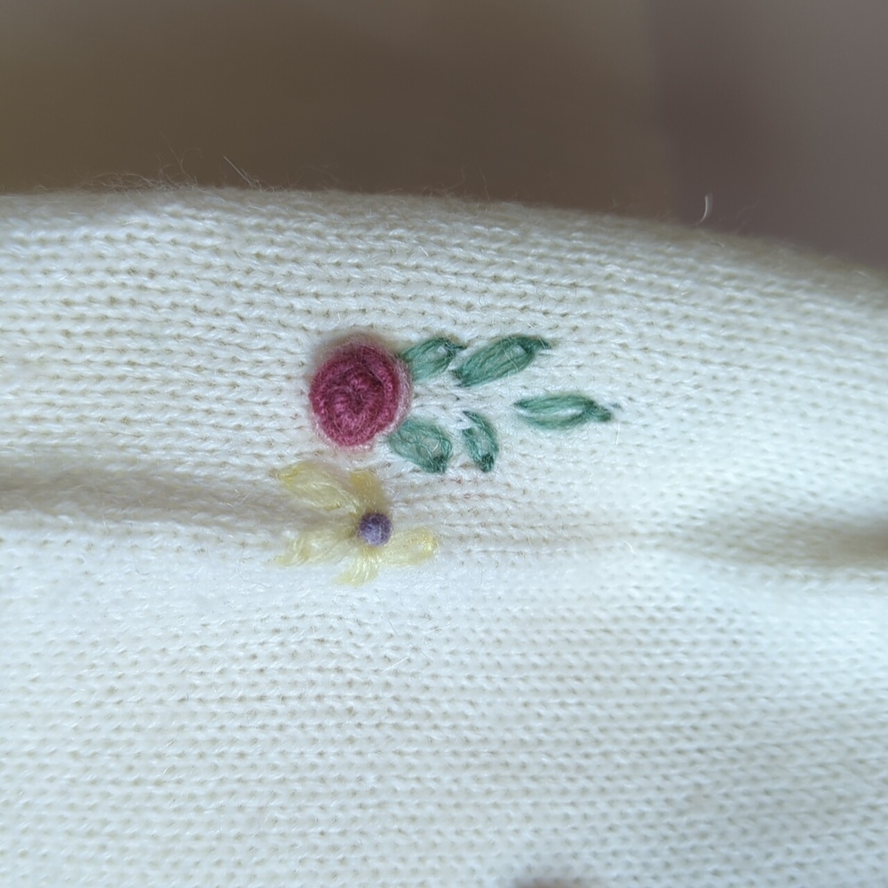 Vintage Floral Embroidered Cream Sweater - Picture 5 of 6